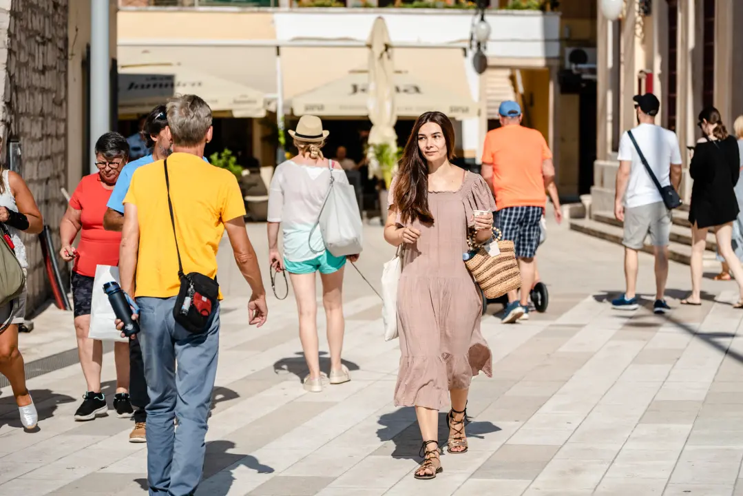 Šibenske ulice kao modne piste: Pogledajte koje su nam trendi kombinacije zapele za oko 