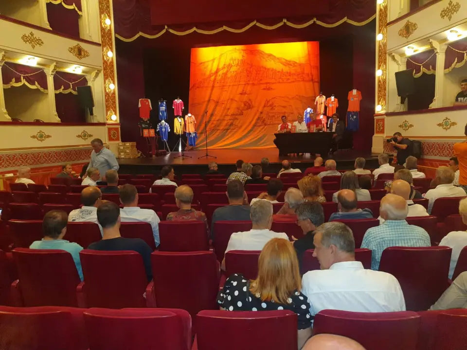 Otac i sin Mikuličin predstavili u kazalištu knjigu o 90 godina HNK Šibenik: 'Nema više beskrajnog dana s klubom' 