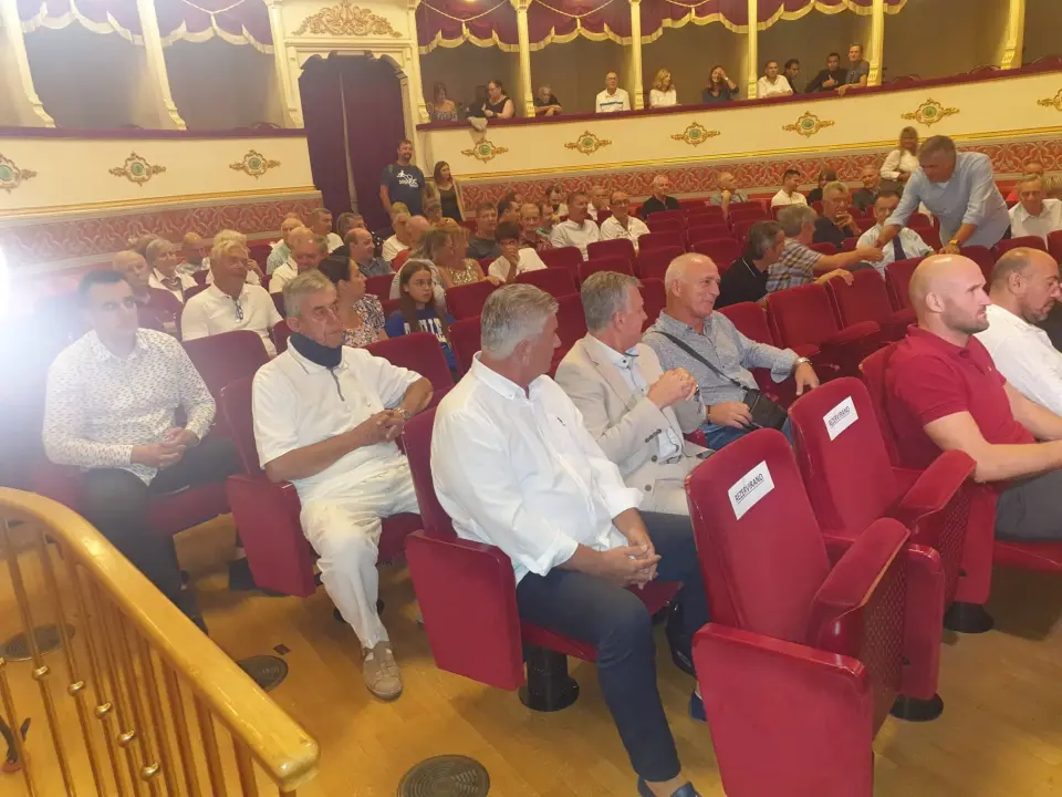 Otac i sin Mikuličin predstavili u kazalištu knjigu o 90 godina HNK Šibenik: 'Nema više beskrajnog dana s klubom' 