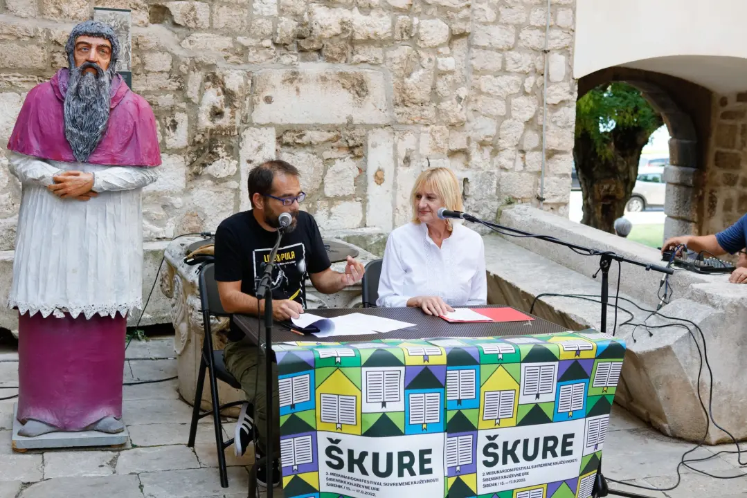 Ponos festivala ŠKURE: Preko 20 neafirmiranih pjesnika i pisaca pojavilo se danas kod krstionice