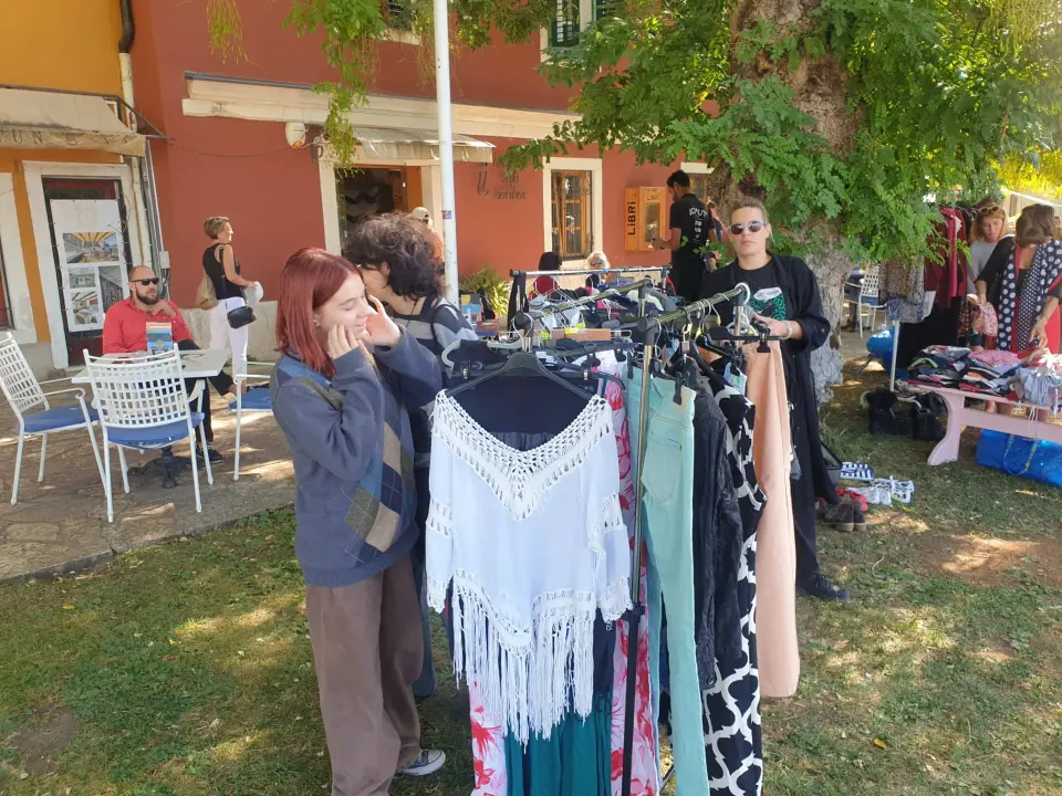 Buvljak ispred Azimuta: Uključile se i Šibenske šape, prihod ide za liječenje nezbrinutih i bolesnih životinja