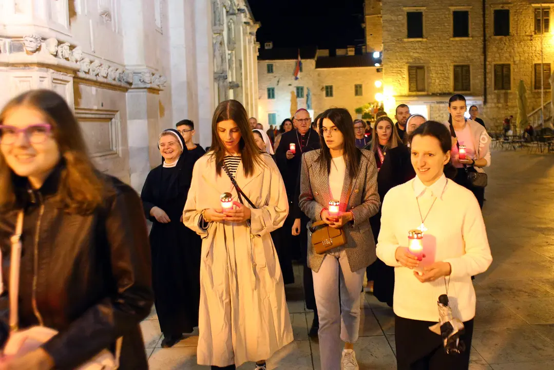 Ususret sv. Mihovilu održana procesija mladih u Šibeniku