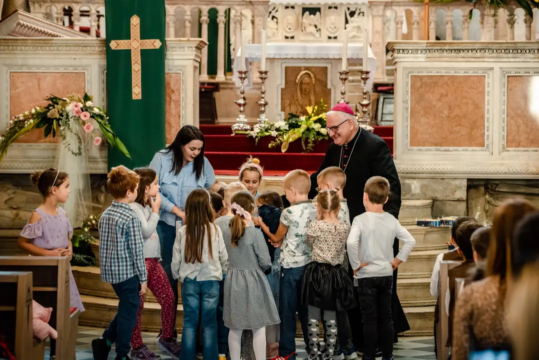 Mališani DV 'Brat Sunce' u povodu sv. Mihovila nastupili u katedrali