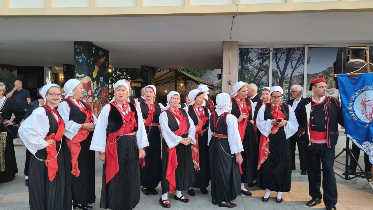U Šibeniku se okupili KUD-ovi iz županije, ali Šibenčani nisu baš pohrlili na njihov nastup