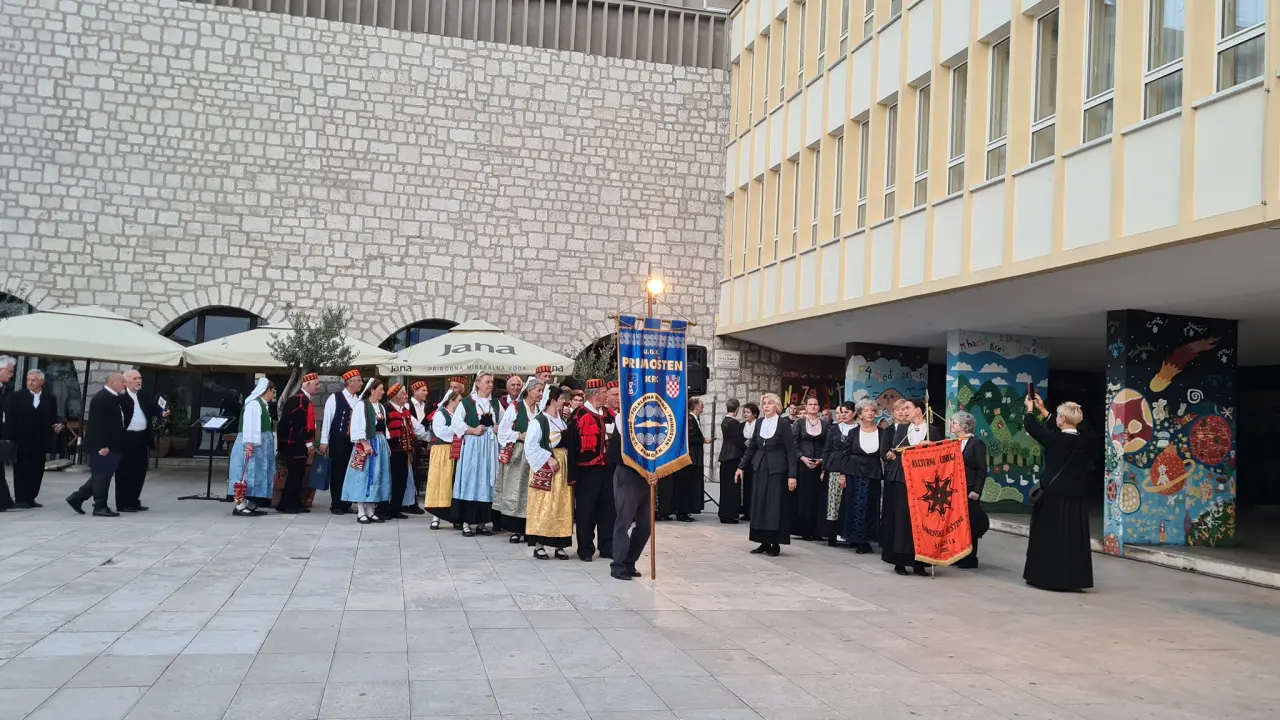 U Šibeniku se okupili KUD-ovi iz županije, ali Šibenčani nisu baš pohrlili na njihov nastup