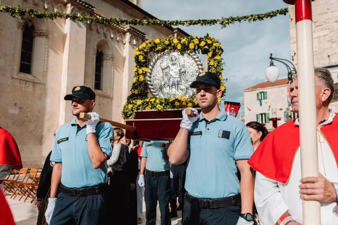 Procesijom gradskim ulicama počela proslava sv. Mihovila, nebeskog zaštitnika Šibenika