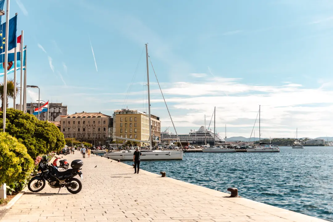 Bablje ljeto na rivi: Turista je sve manje, ali ovo doba godine Šibenčani obožavaju 