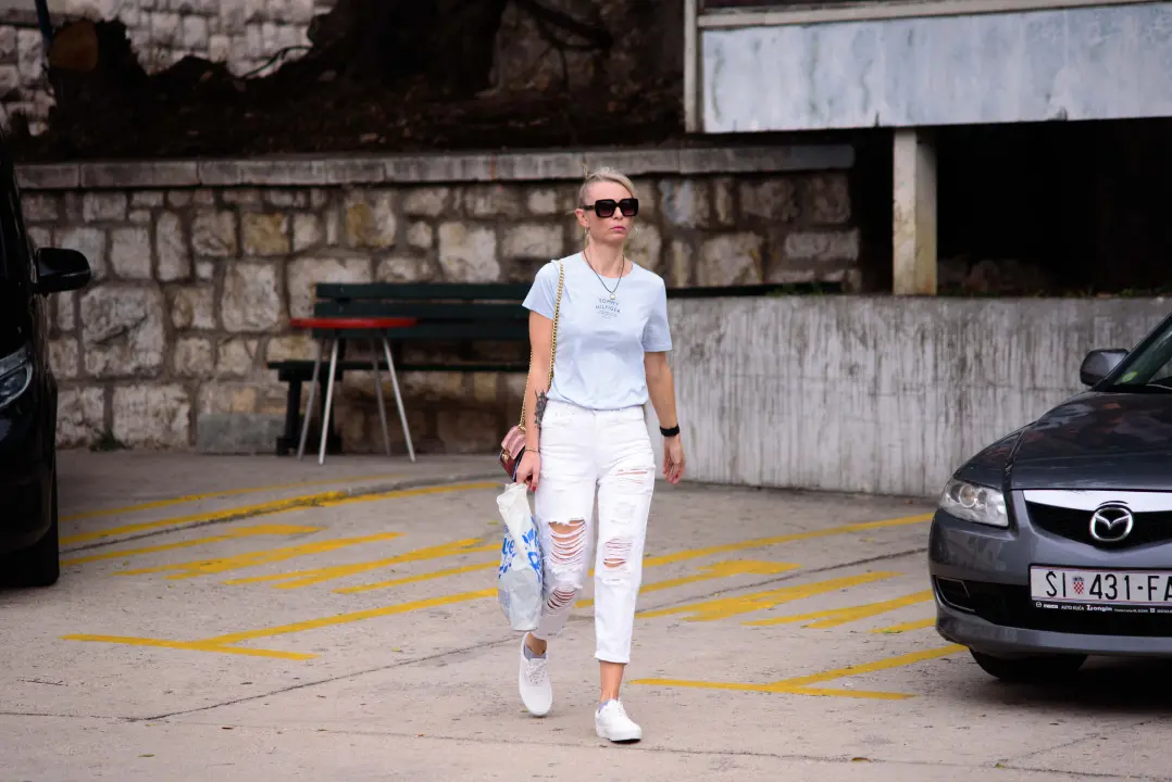 Lijepe dame u urbanim i opuštenim kombinacijama ukrale sve poglede u gradu 
