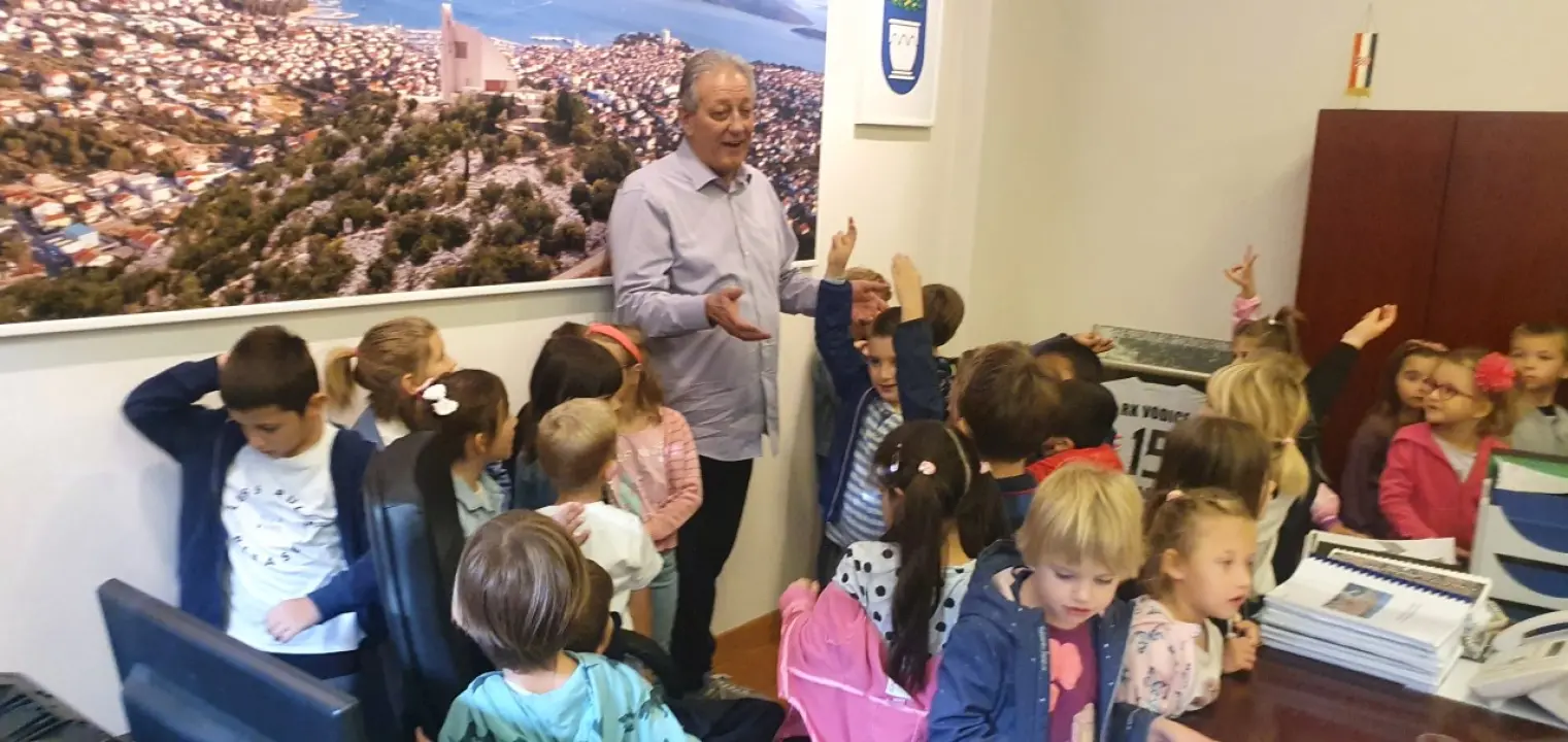 Djeca iz vrtića Tamaris posjetila vodičkog gradonačelnika Antu Cukrova