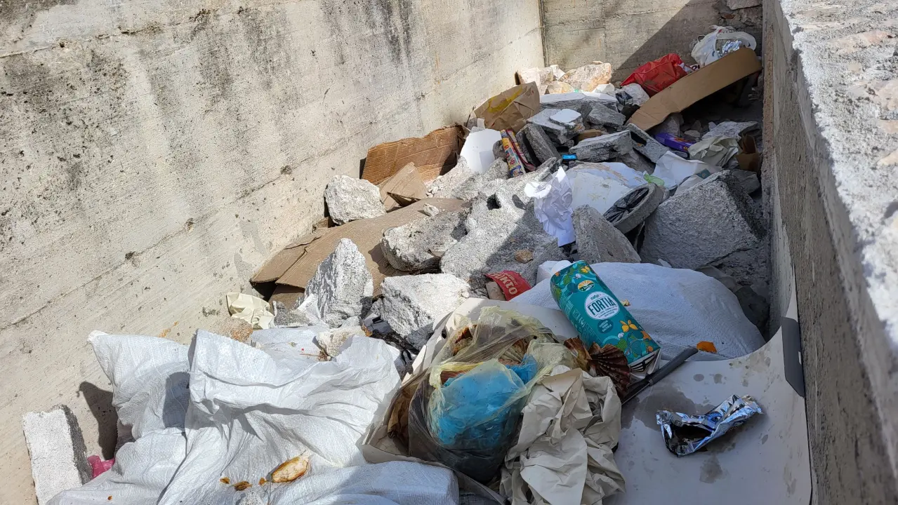 Smeće na Mimicu nastavlja se bacati preko zida, a tu su sad i ostaci građevinskog materijala