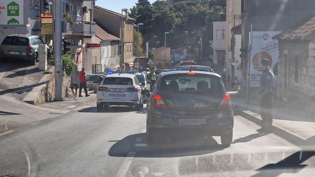 Sudarili se motor i automobil blizu Doma zdravlja