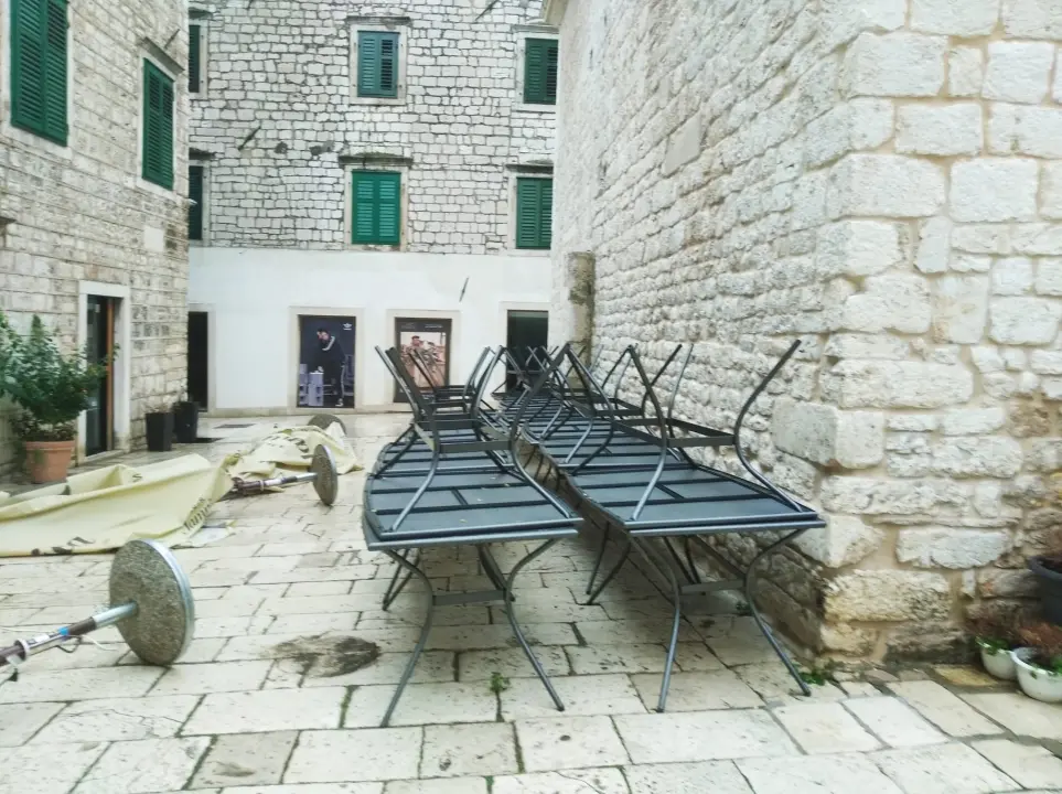 Čuvajte se padajućih suncobrana: Nas Maloj loži popadali svi!