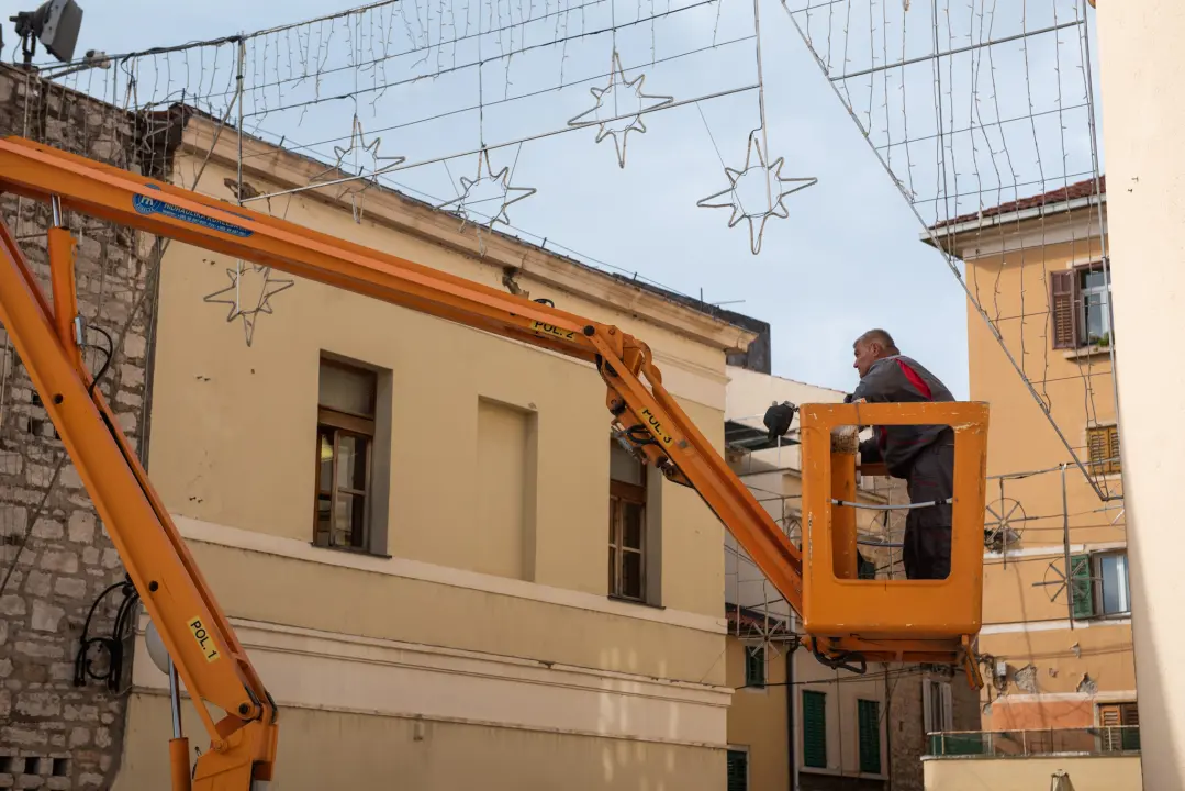 Počelo blagdansko ukrašavanje grada i odbrojavanje do veselog prosinca u Šibeniku