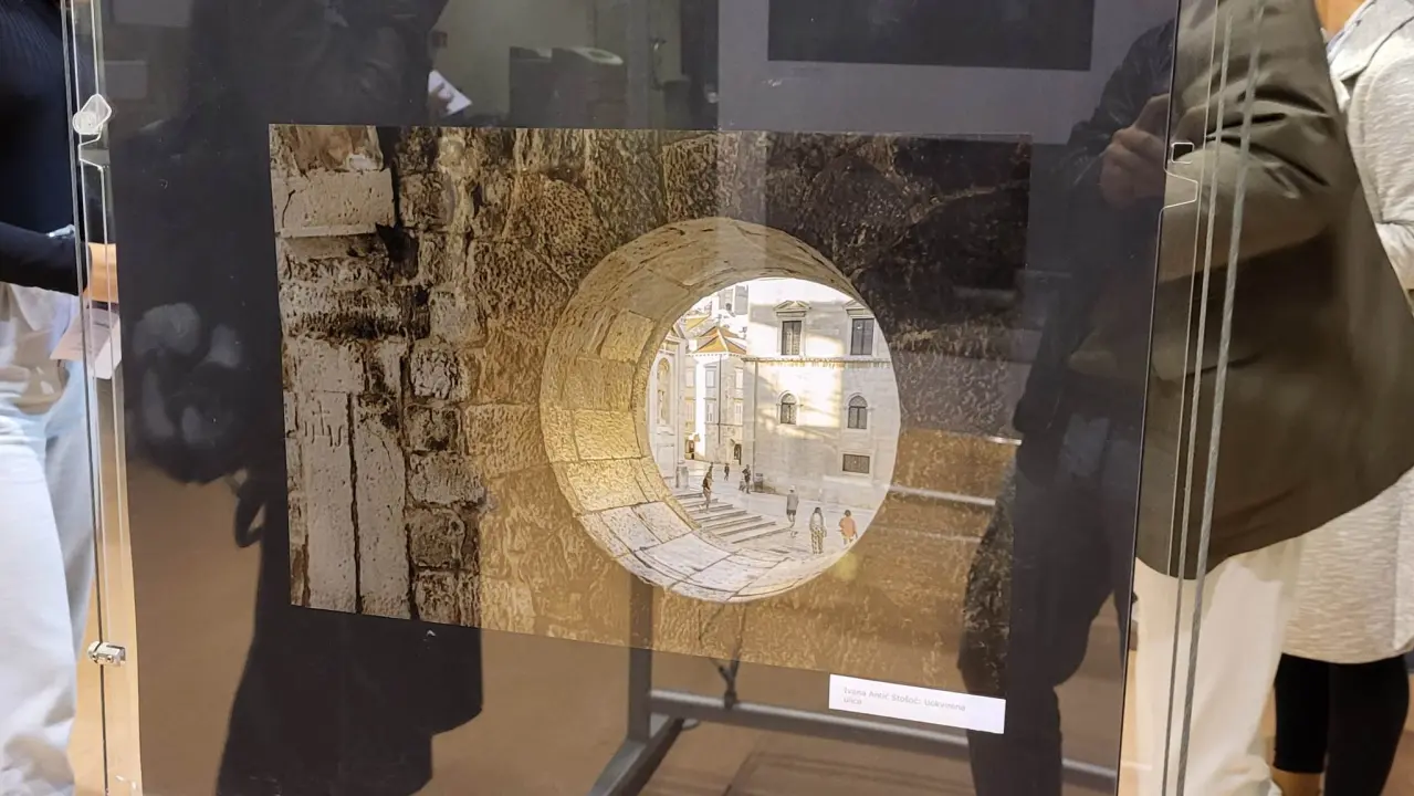 U šibenskoj knjižnici otvorena međunarodna izložba 'Lovely Old Town' u sjećanje na Milivoja Zenića 