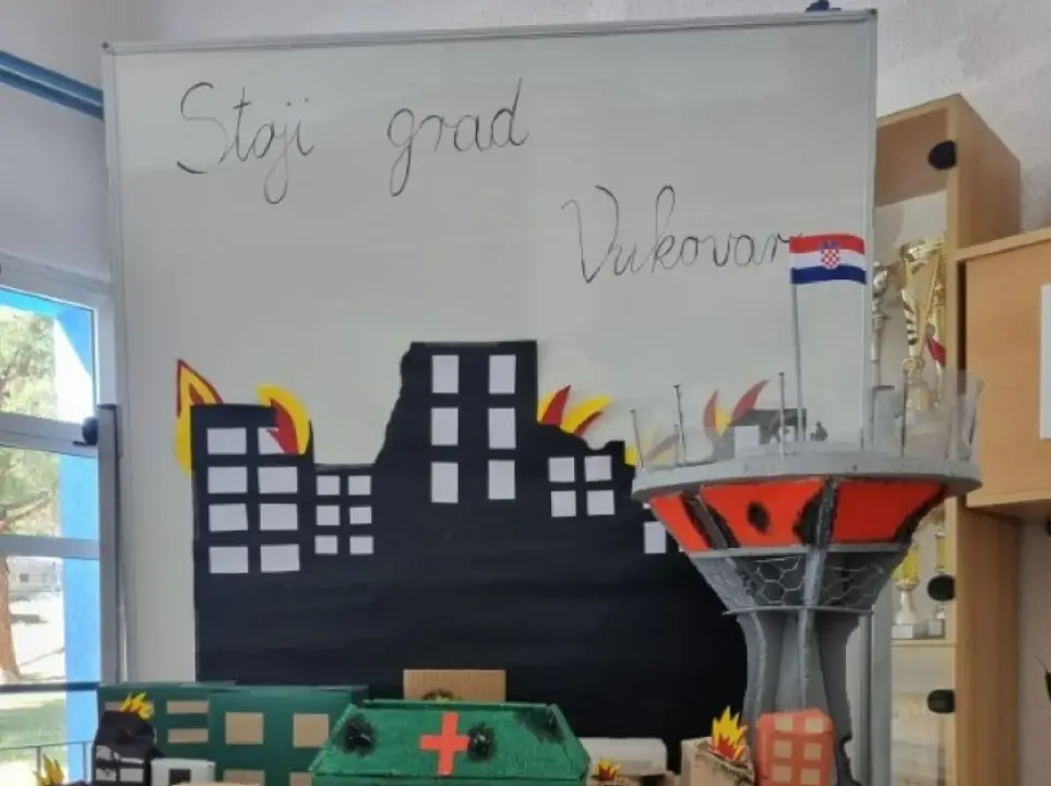 Učenici drniške osnovne škole svojim radovima odali počast žrtvama Vukovara i Škabrnje