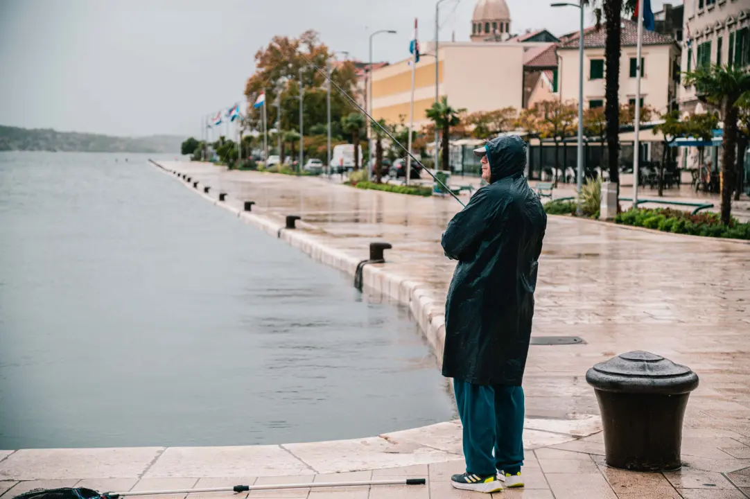 Dolac opet poplavio, razina mora se i dalje diže: Policija savjetuje vozačima da izbjegavaju rivu