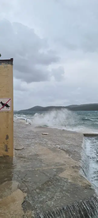 Poplavila Jadrija: More ispred kabina, bazen iza njih  