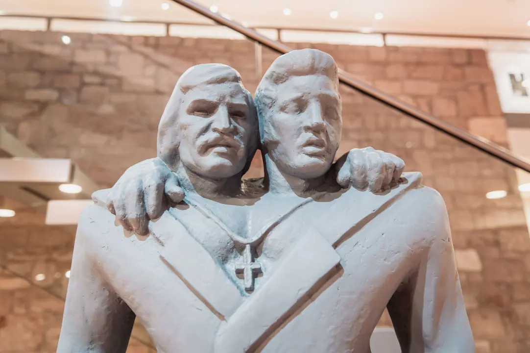 Mišo i Elvis u knjižnici pod istom košuljom kao sijamski blizanci: Dva kralja će vas oduševiti!