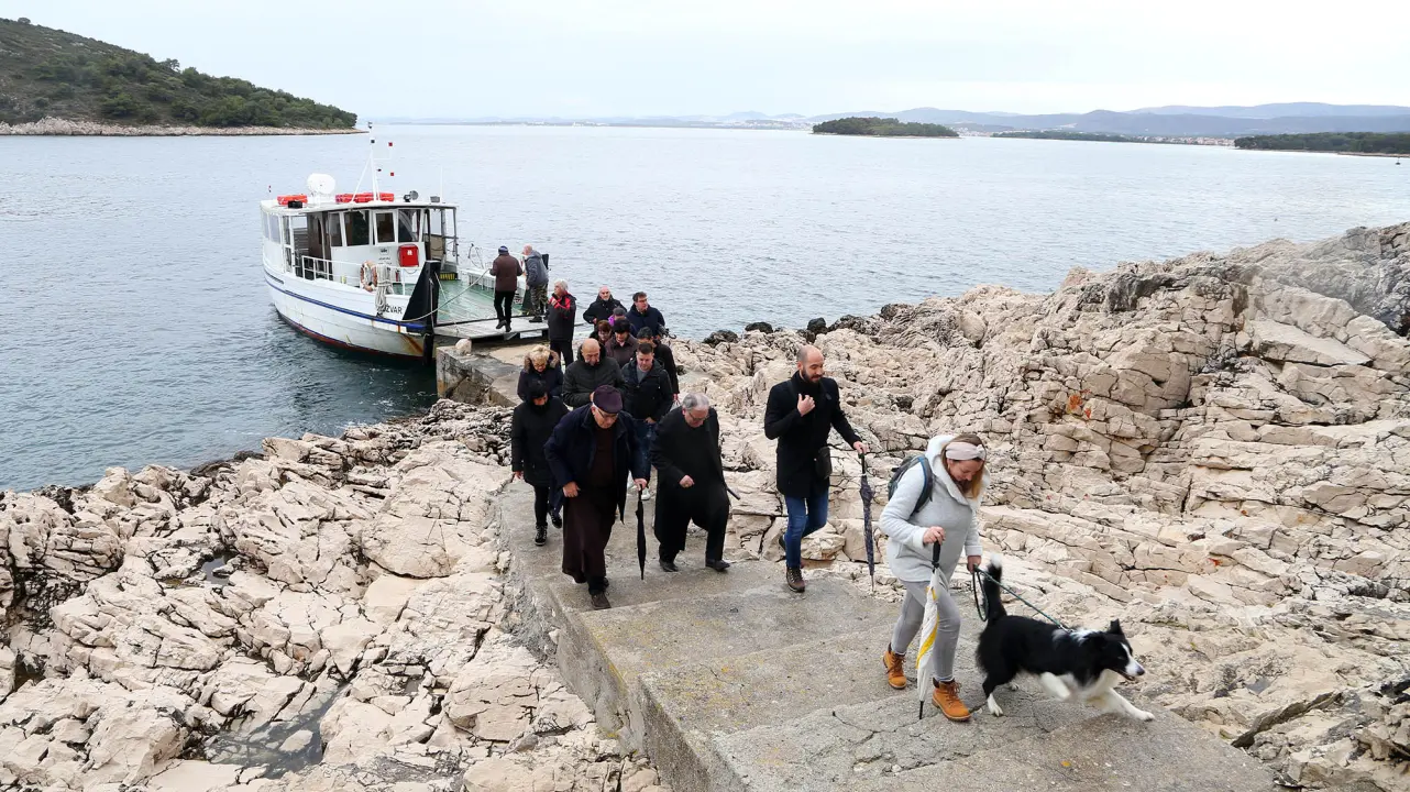 Vjernici Krapnja i Brodarice sv. Nikolu proslavili na punti poluotoka Oštrice