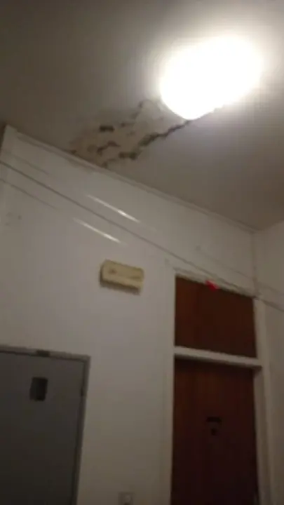 Stanari jedne zgrade u Šibeniku godinama žive u neljudskim uvjetima: Prokišnjava lift, gljivice na zidovima te krpe i kante posvuda 