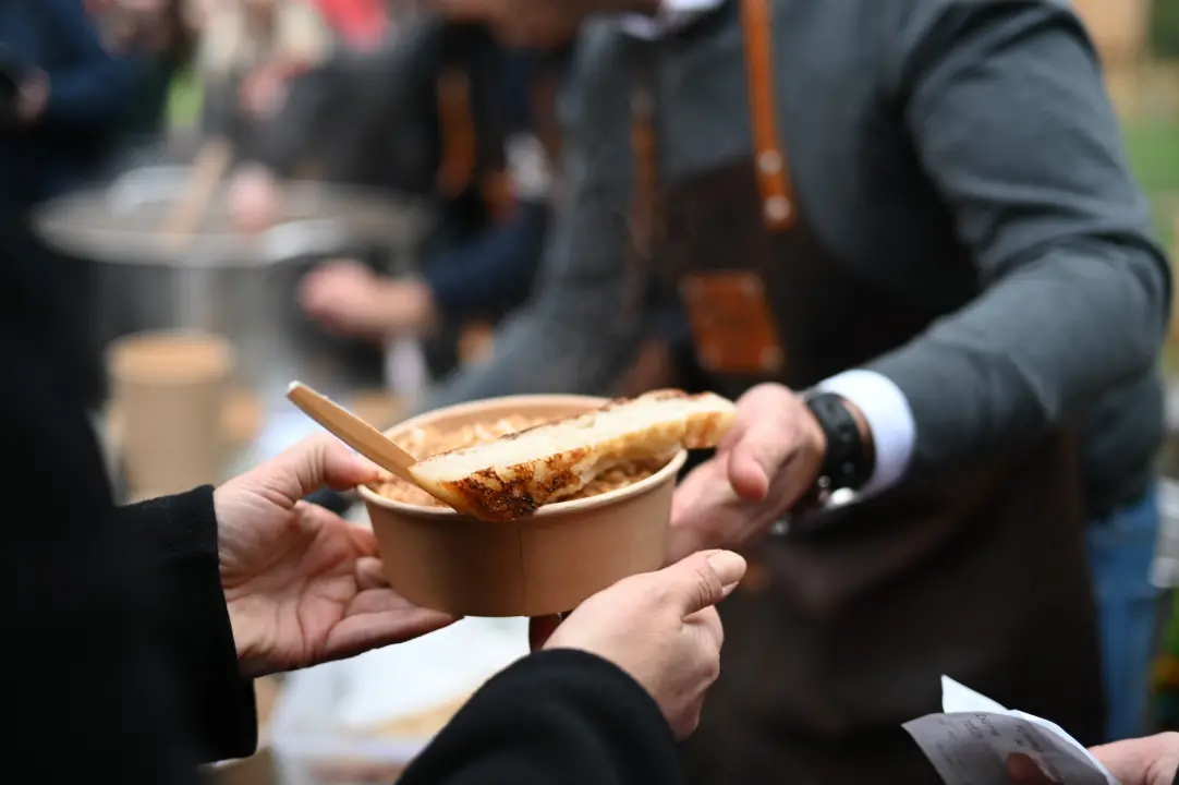Skradinjani na zagrebačkom Adventu 12 sati kuhali tradicionalni skradinski rižot'