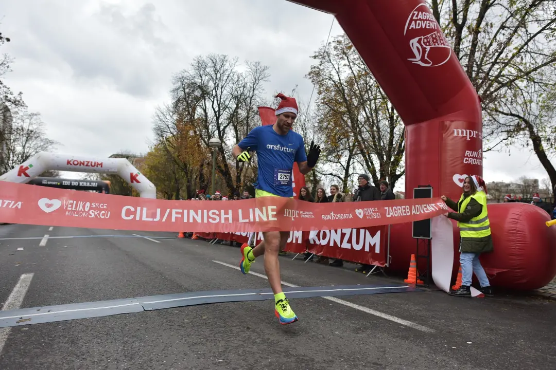 Zagreb Advent Run utrku istrčalo gotovo 3000 sudionika u božićnim kostimima 