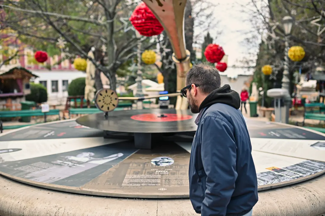 Na fontani u đardinu postavljen impresivni gramofon u čast opernoj divi, rođenoj Šibenčanki Ester Mazzoleni