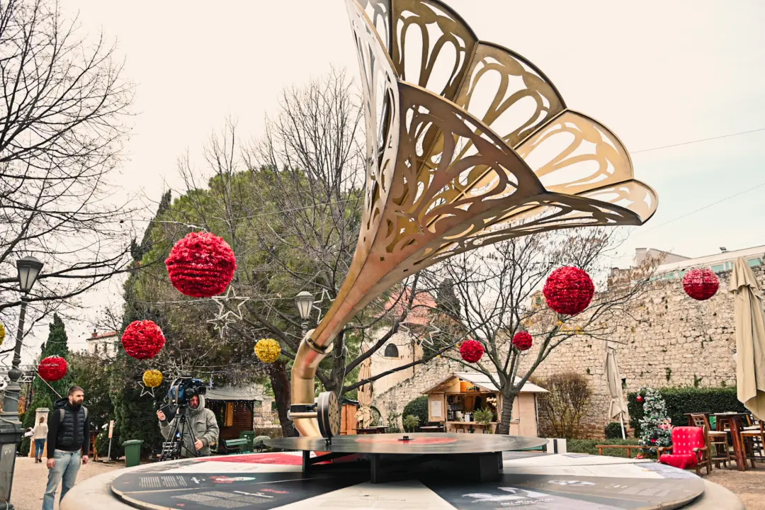 Na fontani u đardinu postavljen impresivni gramofon u čast opernoj divi, rođenoj Šibenčanki Ester Mazzoleni