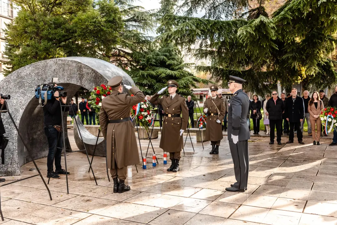 Polaganjem vijenaca i mimohodom 15. domobranska pukovnija obilježila 30 godina od osnutka