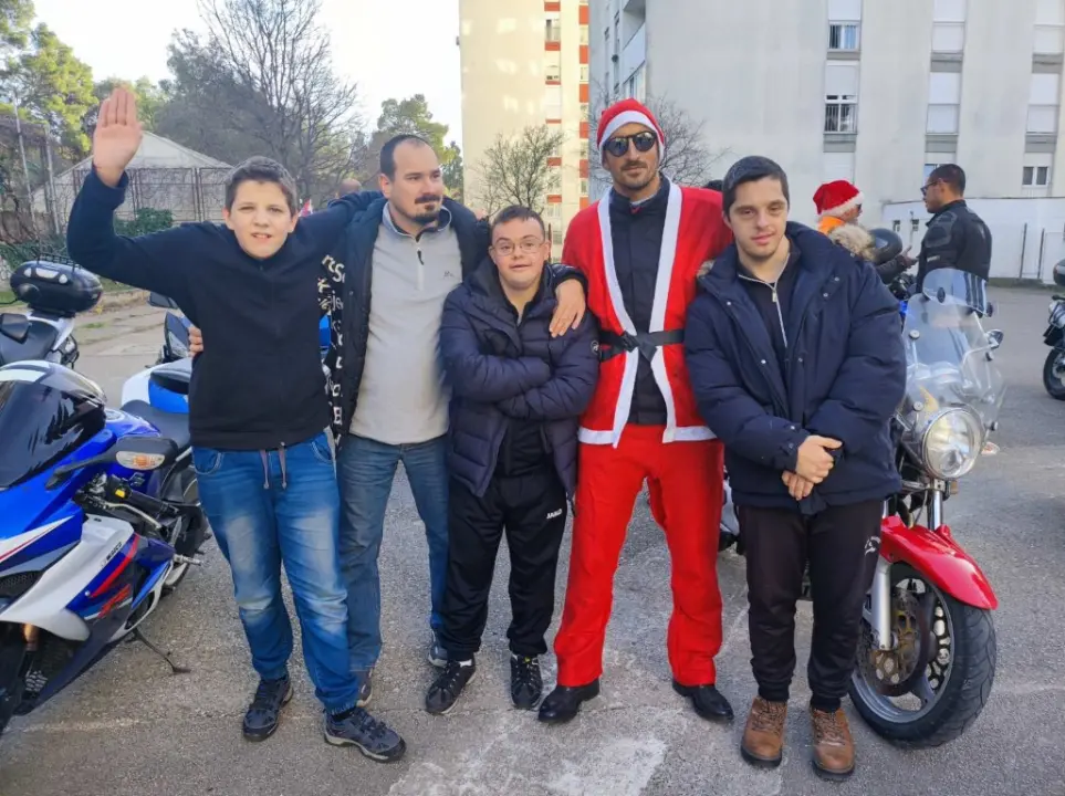 Bajkeri navukli odijelo Djeda Božićnjaka i posjetili korisnike Centra Šubićevac