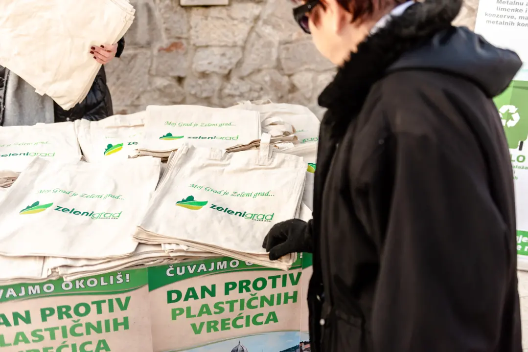 Borba protiv plastike: Zeleni grad na Poljani građanima podijelio tisuću ekoloških vrećica 