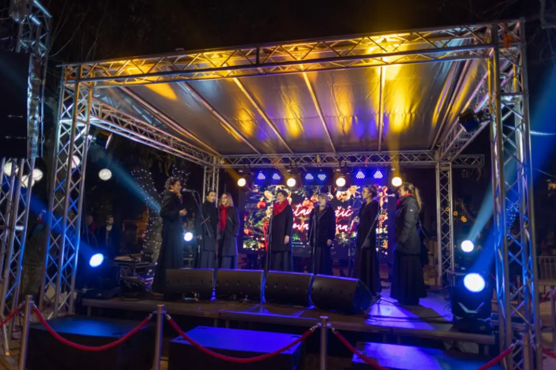 Koncertom Tomislava Bralića i klape Intrade  sinoć počeo Advent u Vodicama