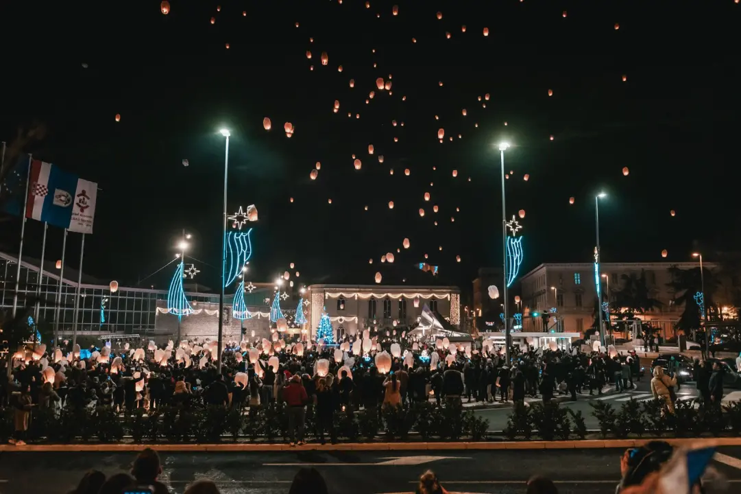 Puštanje lampiona s Poljane na Novu godinu za obitelj iz Rasline čije je kuća izgorjela