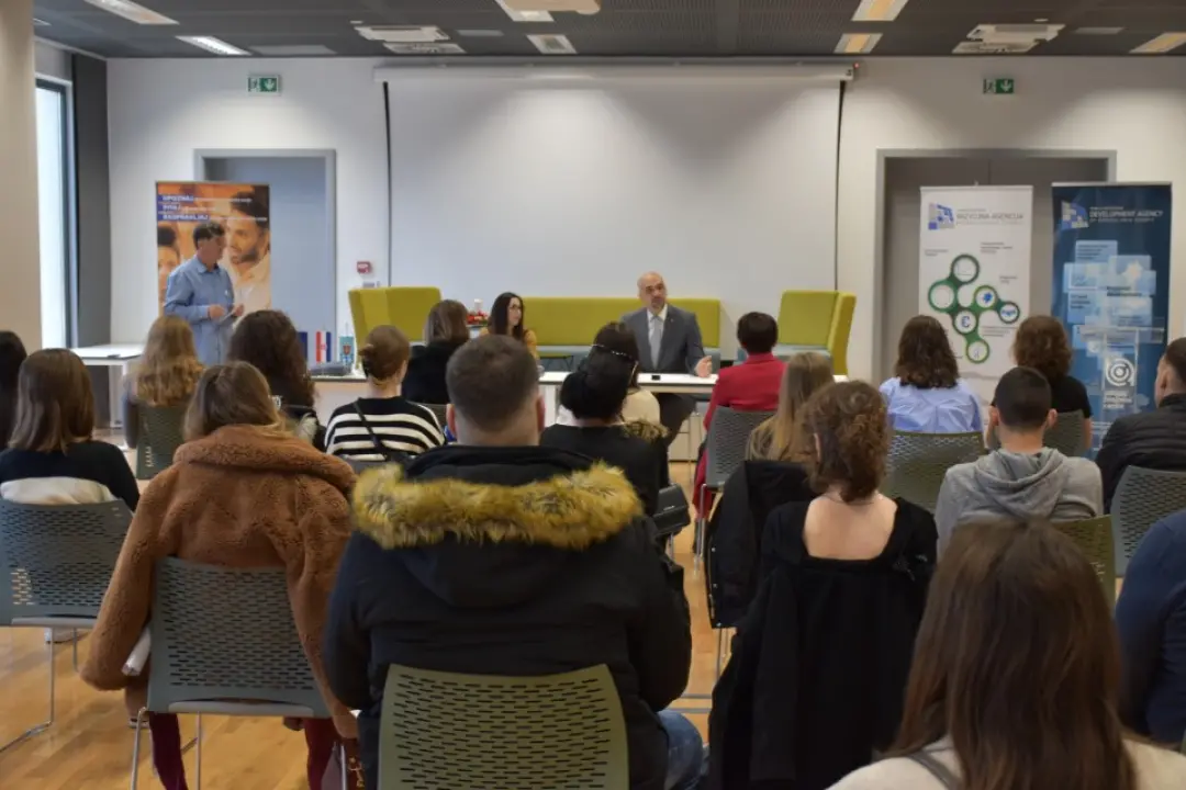 Trideset i dvoje učenika i studenata sa županom potpisalo ugovore o stipendiranju