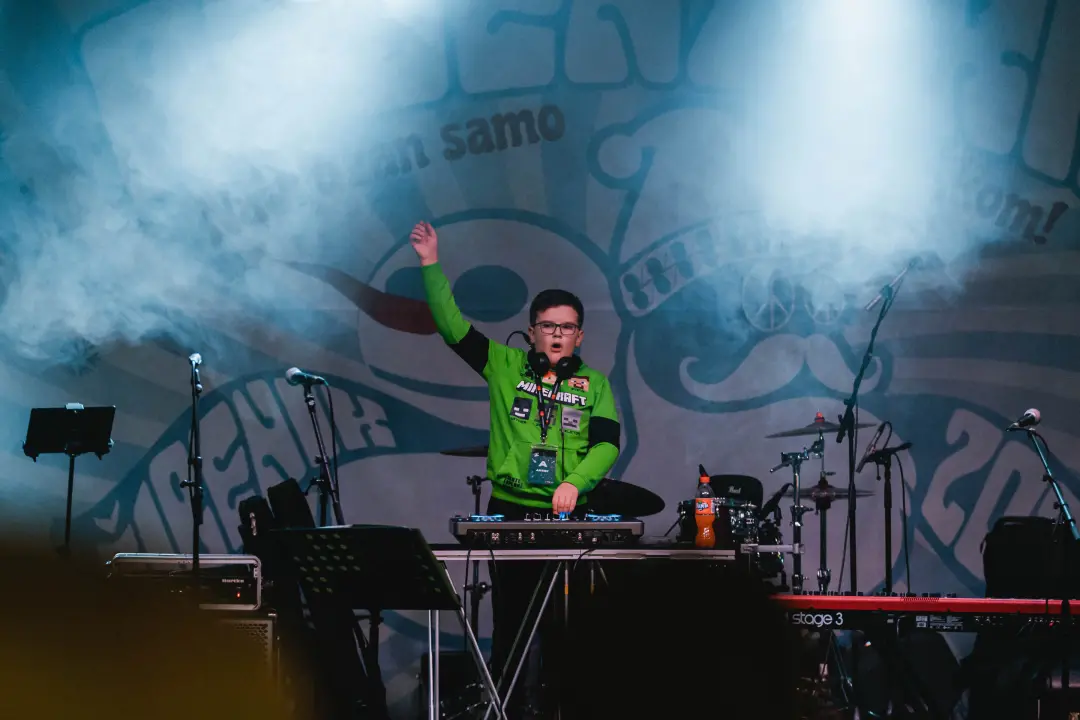 Desetogodišnja senzacija na Adventuri: DJ MichaelX rasplesao park tvrdim zvukom!
