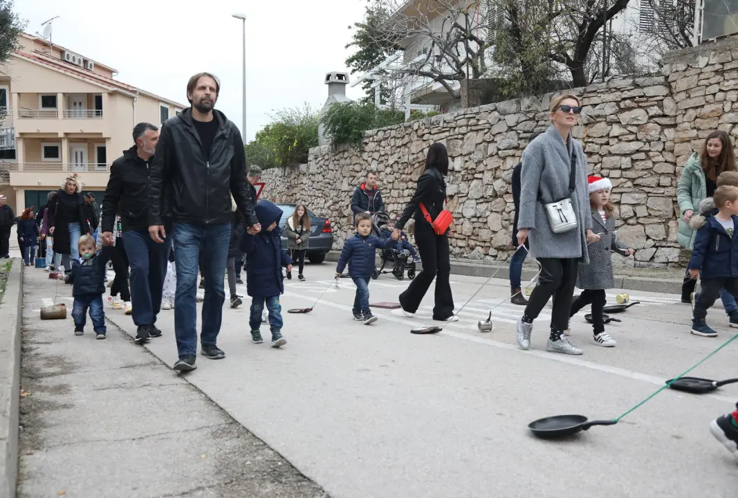 Primoštenci imaju jedinstven običaj na Staru godinu: Kroz mjesto potezali metalne predmete