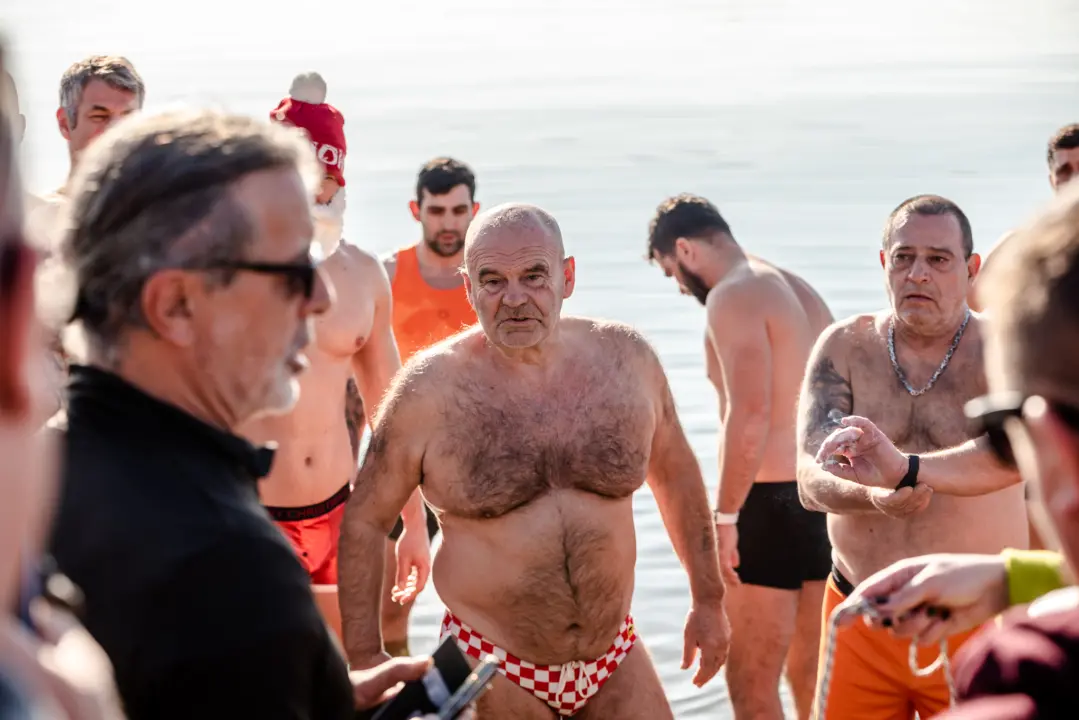 Nekoliko odvažnih okupalo se na Banju u podne na samu Novu godinu: 'U-vodi-mo euro' 