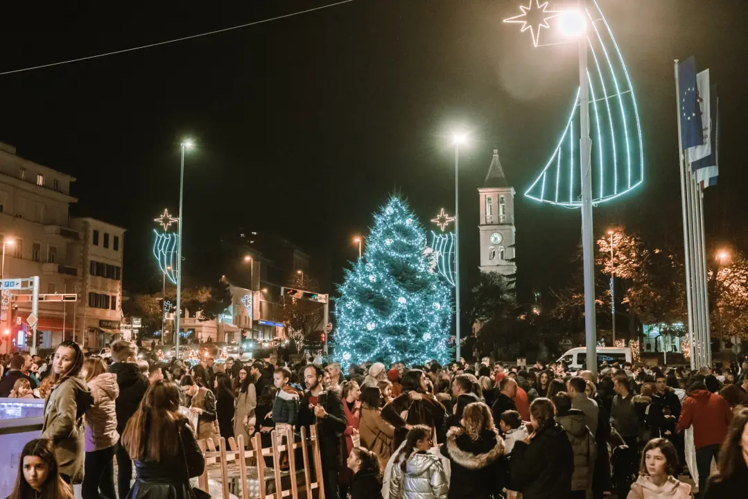 Na Poljani pušteni lampioni za obitelj iz Rasline: Prekrasni prizori u mirnoj novogodišnjoj noći