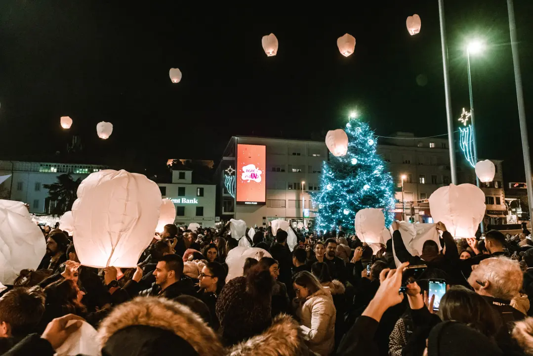 Na Poljani pušteni lampioni za obitelj iz Rasline: Prekrasni prizori u mirnoj novogodišnjoj noći