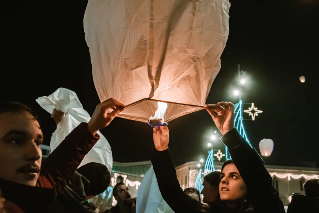 Na Poljani pušteni lampioni za obitelj iz Rasline: Prekrasni prizori u mirnoj novogodišnjoj noći