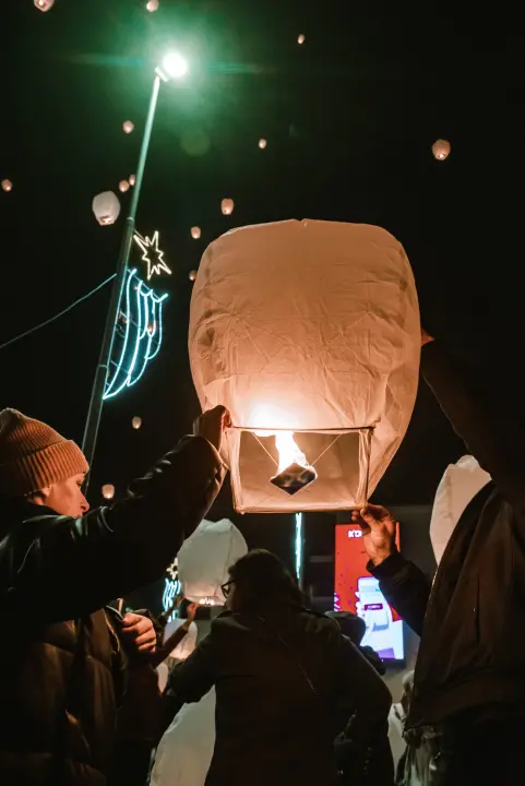 Na Poljani pušteni lampioni za obitelj iz Rasline: Prekrasni prizori u mirnoj novogodišnjoj noći