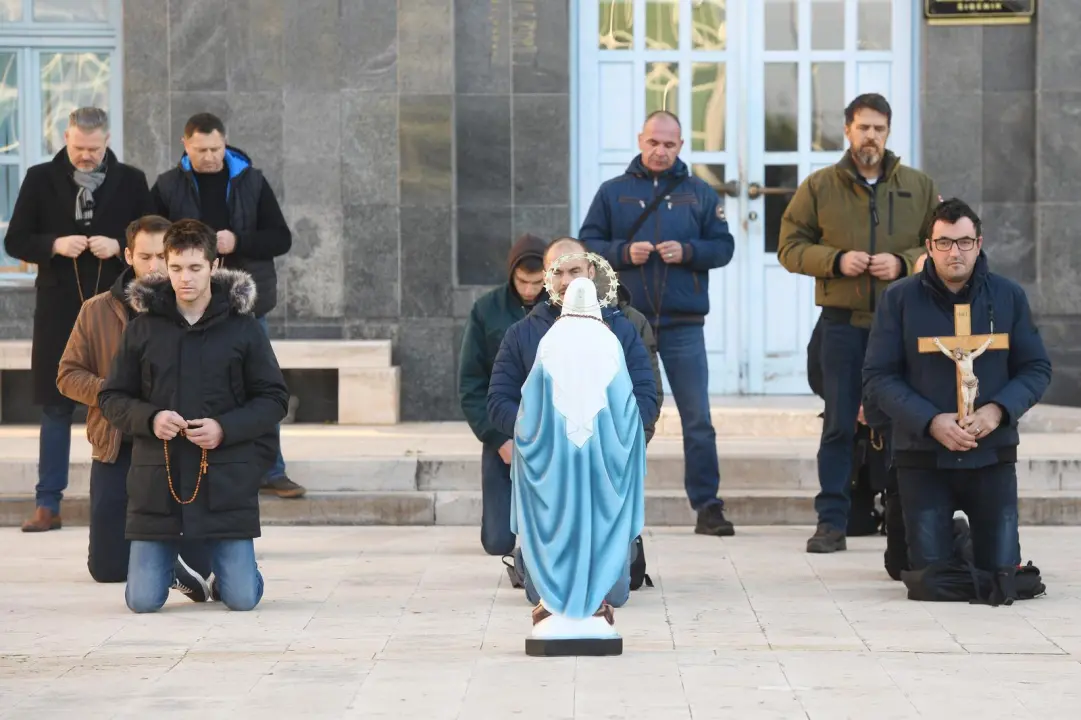 Muškarci protiv spolnih odnosa prije braka klečali i molili se ispred šibenske gradske uprave