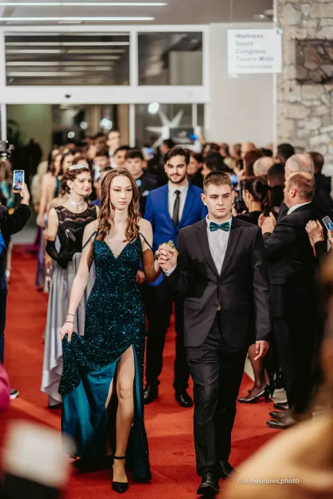 Učenici Ekonomske škole zablistali na maturalnom plesu u Vodicama (1)