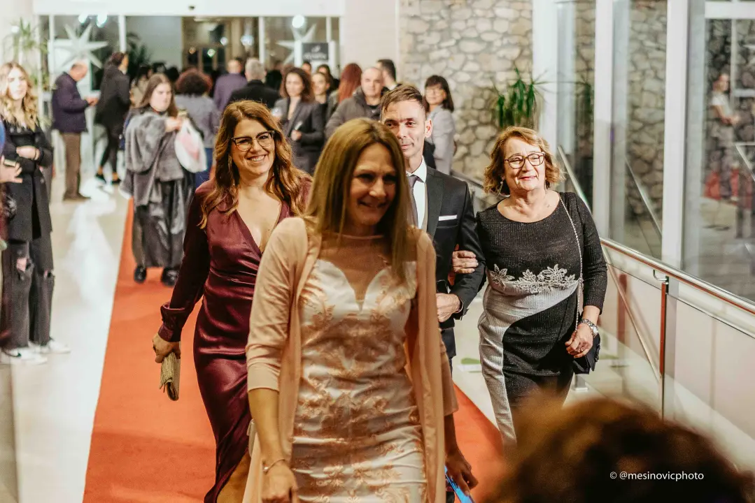 Učenici Ekonomske škole zablistali na maturalnom plesu u Vodicama (2)