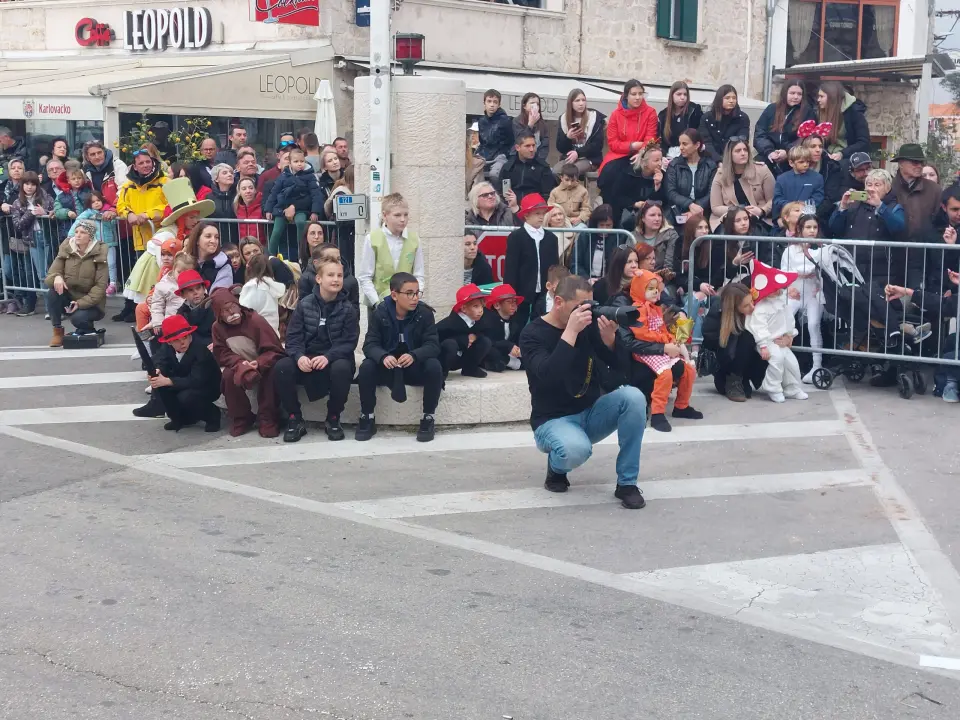 Povorka Malih bak' u Murteru oduševila okupljene: Od Francuske revolucije i mumija do Ježeve kućice