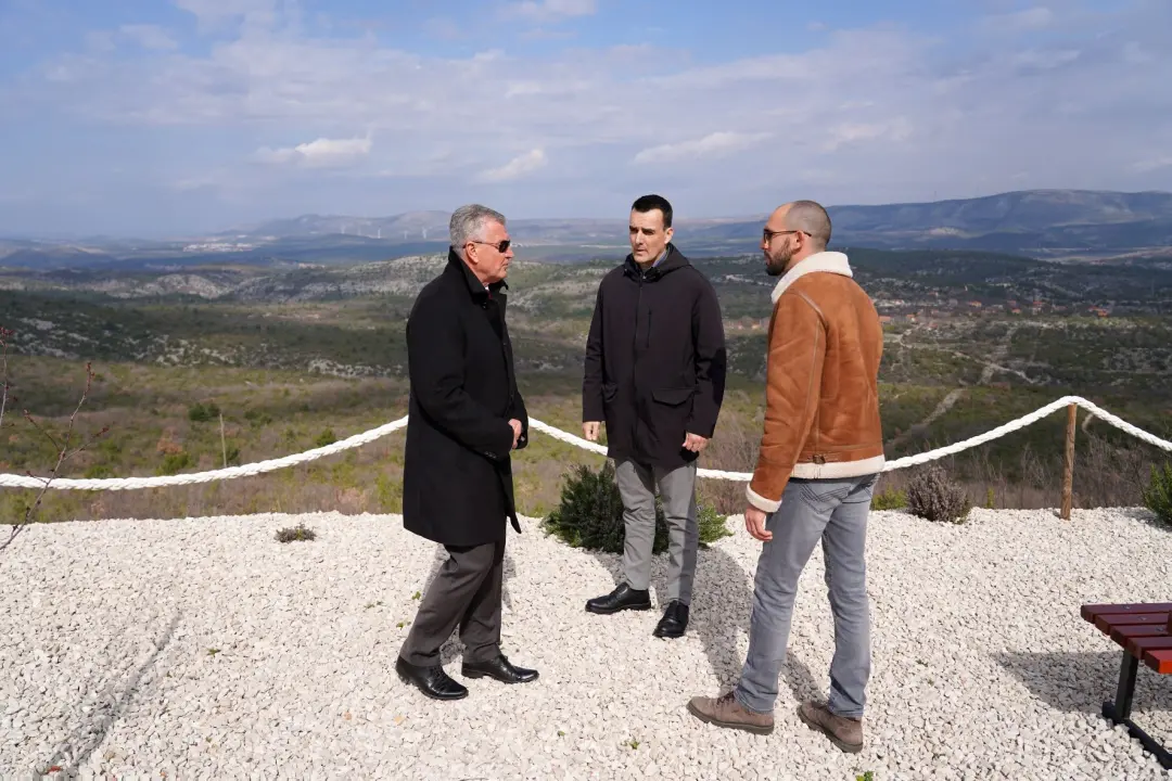 Gradonačelnik Burić i direktor Vodovoda Martinović posjetili Vrsno: Priprema za izgradnju vodovodne mreže  