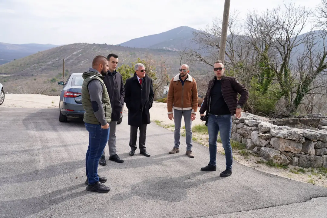 Gradonačelnik Burić i direktor Vodovoda Martinović posjetili Vrsno: Priprema za izgradnju vodovodne mreže  