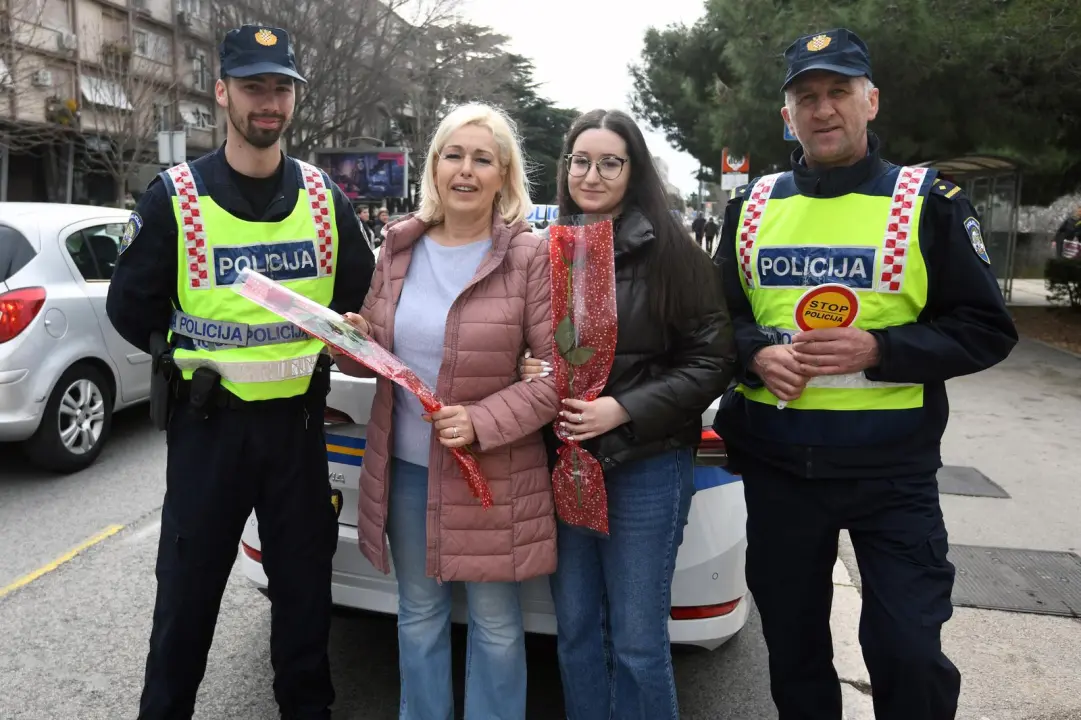 Policija na Baldekinu zaustavljala vozačice: Ne zbog kazni, već zbog cvijeća