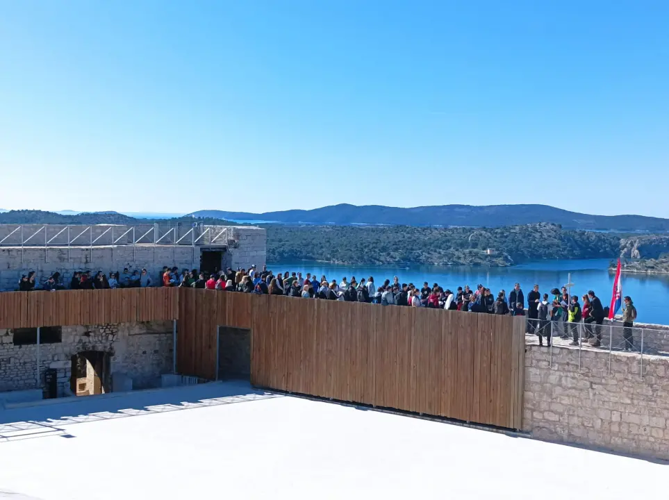 Križni put mladih Šibenske biskupije od katedrale do Okita
