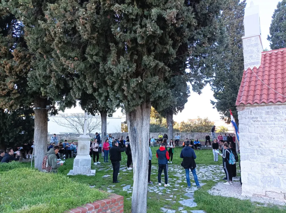 Križni put mladih Šibenske biskupije od katedrale do Okita